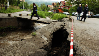 Мост се срути във Владая