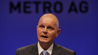 Мetro продава губещия си бизнес на Острова