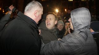 Руската полиция провежда обиски в домовете на опозиционери