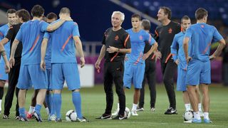 Холандия излиза срещу Германия в борба за оцеляване на Евро 2012