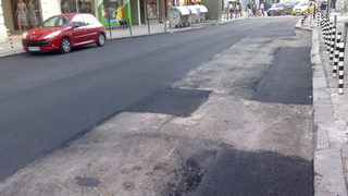 Поредно некачествено <span class="highlight">кърпене</span> <span class="highlight">на</span> <span class="highlight">дупки</span>