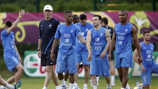 Още два скандала излязоха наяве от лагера на Франция