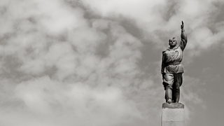 Фотогалерия: Книгата Forget Your Past и съдбата на комунистическите паметници