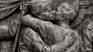 Фотогалерия: Книгата Forget Your Past и съдбата на комунистическите паметници