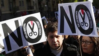 Според повечето испанци новите икономии не са достатъчна мярка срещу кризата