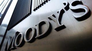 Moody's понижи рейтинга на десетки банки и администрации в Италия