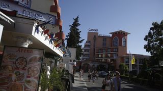 "Франс прес": Купонджиите пълнят българските курорти въпреки атентата в Бургас