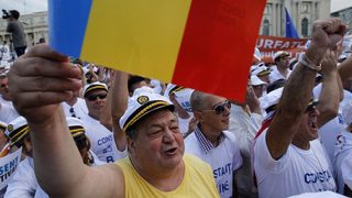 Митинги събраха хиляди в Букурещ преди референдума за отстраняване на Бъсеску