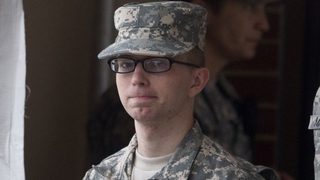Присъдата на <span class="highlight">Брадли</span> <span class="highlight">Манинг</span> беше намалена до 90 години затвор