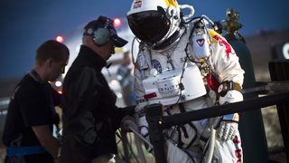 Австриец се готви да постави рекорд за скок с парашут от най-голяма височина