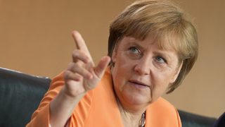 Пламналият в Германия дебат за еврото преследва Меркел