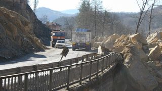 Свлечени камъни затрудняват движението в Прохода <span class="highlight">на</span> републиката