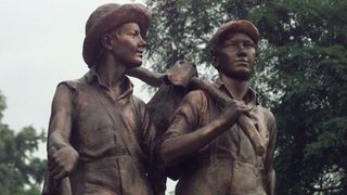 Том Сойер и Хъкълбери Фин отново се впускат в приключения, но от малкия екран