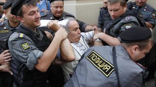 Руски полицай описа как е бил <span class="highlight">нахапан</span> от Гари Каспаров