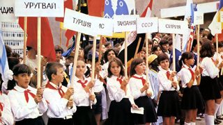 Прочит на историята: Под червената пионерска връзка