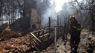 Горски пожар близо до Атина заплашва военен обект