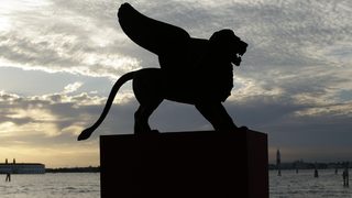 Черна комедия на Алехандро Иняриту ще открие фестивала във Венеция