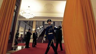 Меркел пристигна в Китай със 100 души делегация