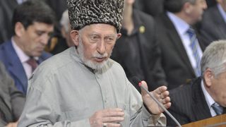 "Известия": Руските служби смятат да следят мюсюлманките след убийството на шейх в Дагестан