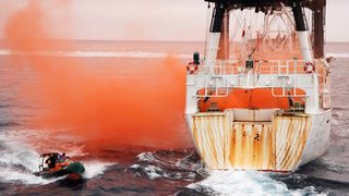 Екоактивистът Пол Уотсън избягва арест, като пребивава в международни води
