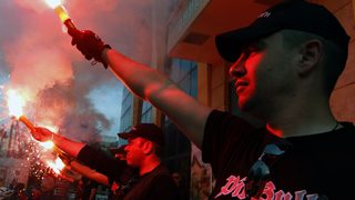 "Златна зора" руши сергии на имигранти в Рафина, полицията недоволства