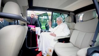 Папата ще пътува из лятната си резиденция с електромобил