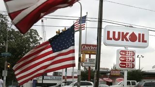 Над 50 бензиностанции <span class="highlight">Lukoil</span> в САЩ протестират срещу компанията