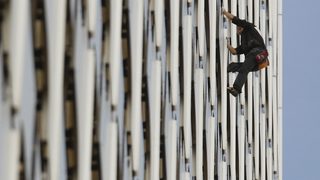 Френският човек-паяк покори пореден небостъргач в Китай