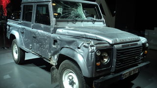 "Ягуар" и "Ленд Роувър" почетоха юбилея на Бонд със 77 автомобила