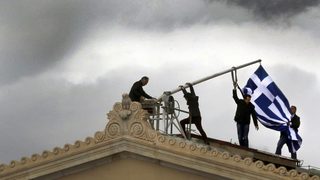 Гърция готви за приватизация петролната ЕЛПЕ, <span class="highlight">пристанища</span> и Солунската ВиК