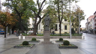 Градинката при паметника на Патриарх Евтимий