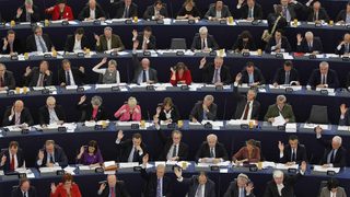 Внимателното обединяване на дълг е добро за еврото, заяви Европарламентът