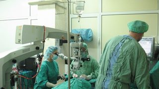 Германски офталмолог показа безшевни операции на колеги в Пловдив