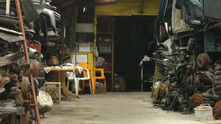Полицаи откриха части от 15 откраднати коли в столични автоморги