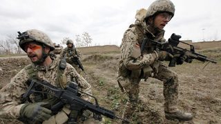 Одитори: Германската армия харчи прекалено много, за да произвежда собствени козметични продукти