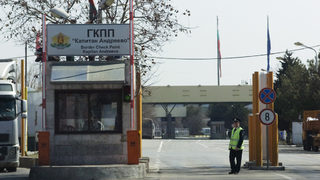 Колона от тирове дълга 14 км се е образувала на турско-българската граница
