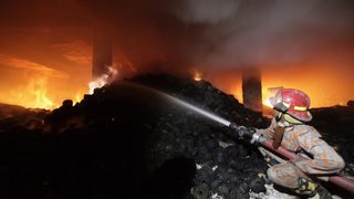 Над 120 души загинаха при пожар в текстилен завод в Бангладеш