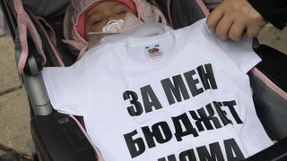 Депутатите замразиха детските на 35 лева, докато майки и пенсионери протестираха срещу бюджет 2013