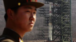 САЩ разместват военните си кораби, за да следят изстрелването на ракетата от Северна Корея