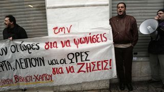Гръцки медии: 2013 г. ще е по-тежка, хиляди гърци не могат да си платят данъците