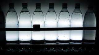 Град в САЩ забрани продажбата на <span class="highlight">вода</span> в малки бутилки
