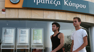 <span class="highlight">Moody</span>'<span class="highlight">s</span> намали почти до "боклук" рейтинга на трите най-големи банки в Кипър