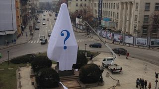 София осъмна с опаковани паметници - акция за детски образователен център (видео)