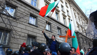 След масовите протести БСП, ДПС и "Атака" поискаха оставката на правителството
