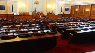 Парламентът се забърза и ще избира нов член на КС в петък