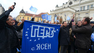 Кметът на Банско доведе пред парламента над 500 души в подкрепа на правителството