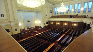 Парламентът избира член <span class="highlight">на</span> Конституционния съд и състава <span class="highlight">на</span> комисията <span class="highlight">за</span> конфискацията