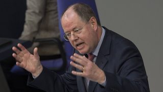 Основният опонент на Меркел я критикува, че е допуснала германците да бъдат следени