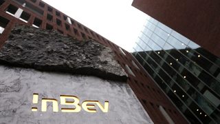 Най-големият пивовар отчете спад в печалбата в края на 2012 г.