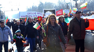 Фотогалерия: Протестни шествия в София навръх националния празник